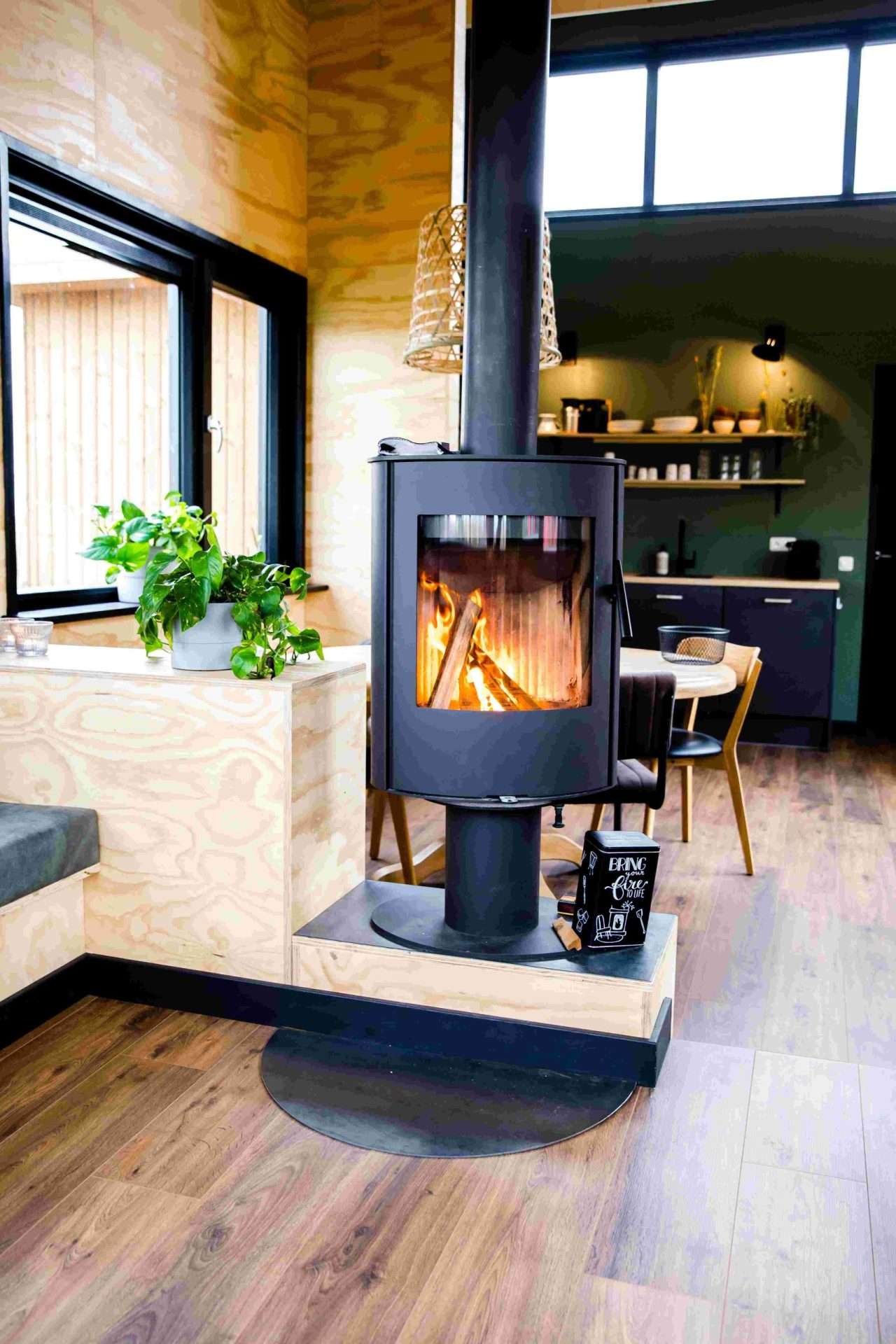 Holzofen mitten im Wohnzimmer der Waterlodge Ljurk