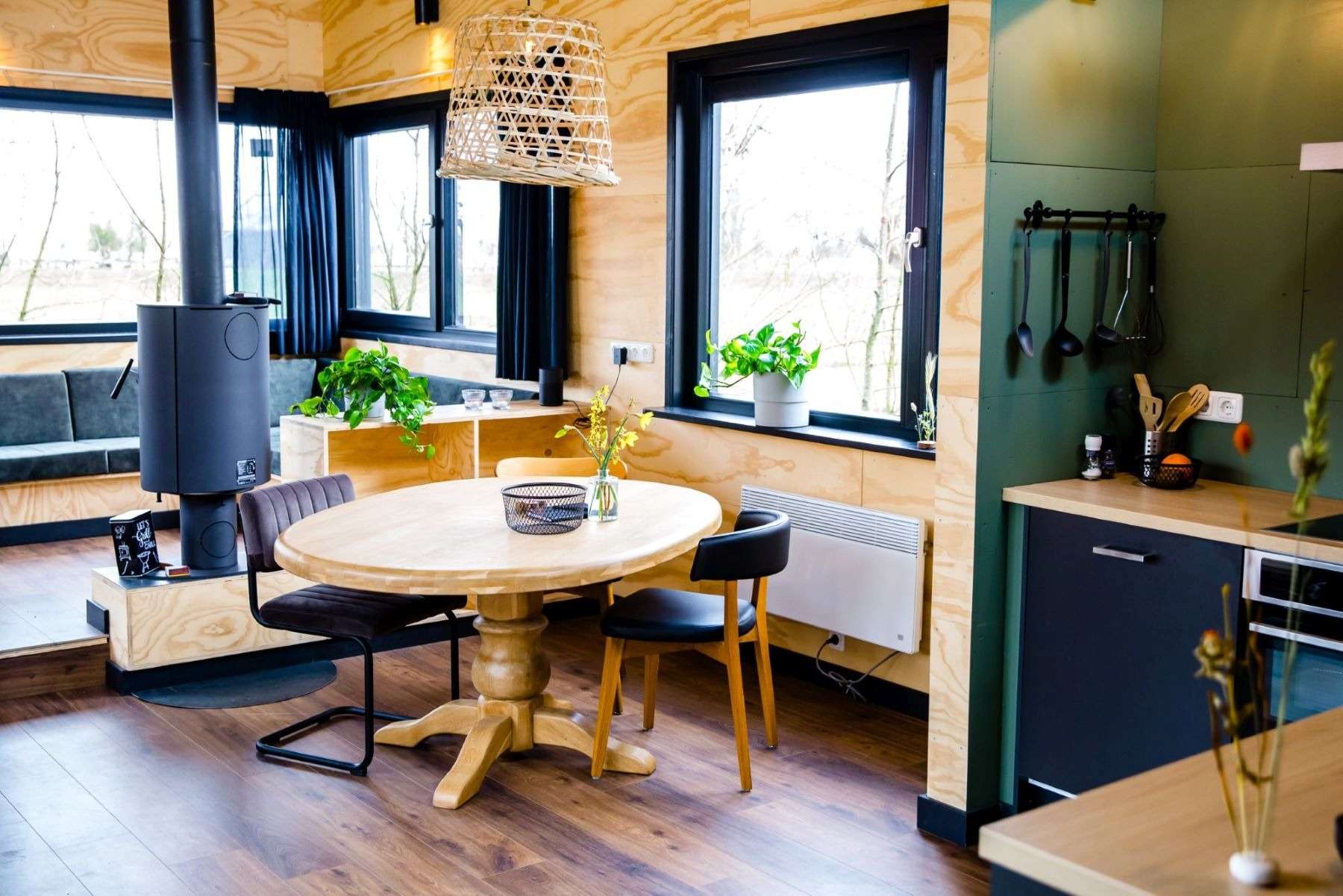 Wohnzimmer der Waterlodge Ljurk mit rundem Esstisch und großen Fenstern