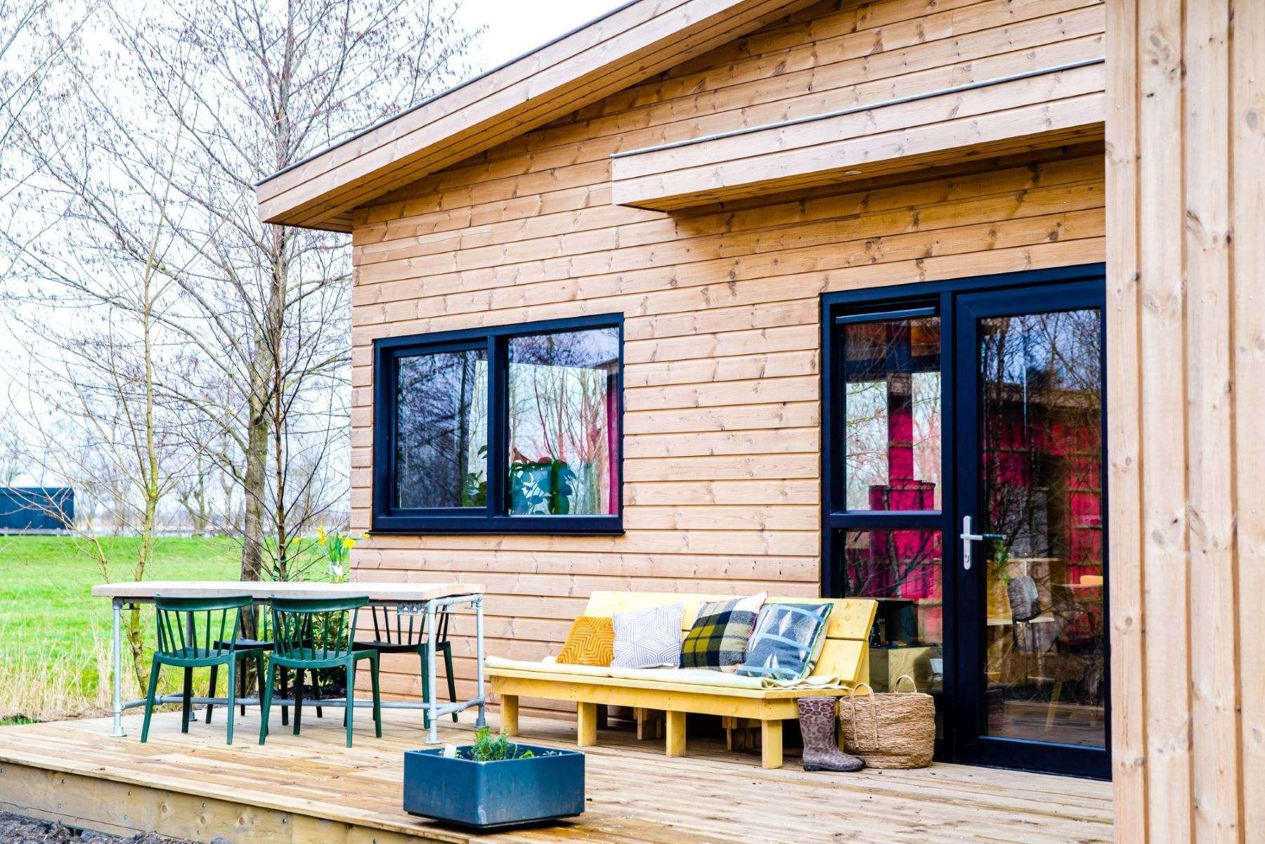 Atmosphärischer Wohnraum in der Wasserlodge Ljurk Pean-buiten Akkrum — Naturhaus am Wasser